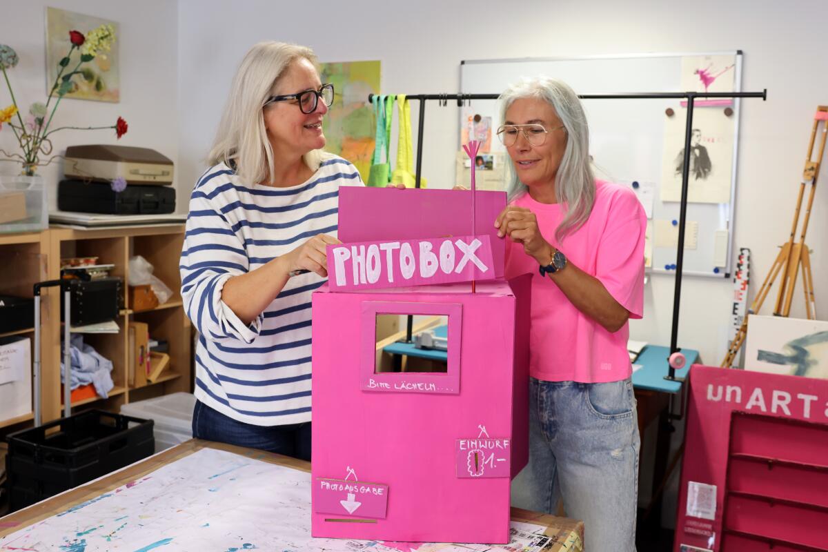 Photobox mal anders: Claudia Hetzel-Zink (links) und Ulla Hommel-Fröhle mit ihrer besonderen Fotobox, die beim Giengener Adventsmarkt im Dezember erstmals zum Einsatz kommt.