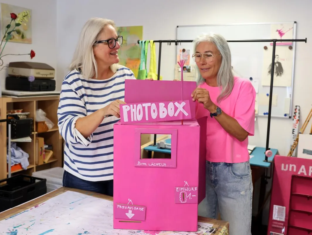 Zu Besuch im Atelier UnART Photobox mal anders: Claudia Hetzel-Zink (links) und Ulla Hommel-Fröhle mit ihrer besonderen Fotobox, die beim Giengener Adventsmarkt im Dezember erstmals zum Einsatz kommt.