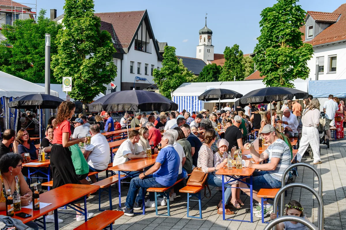 Das Dorffest findet wieder auf dem Rathausplatz statt. 