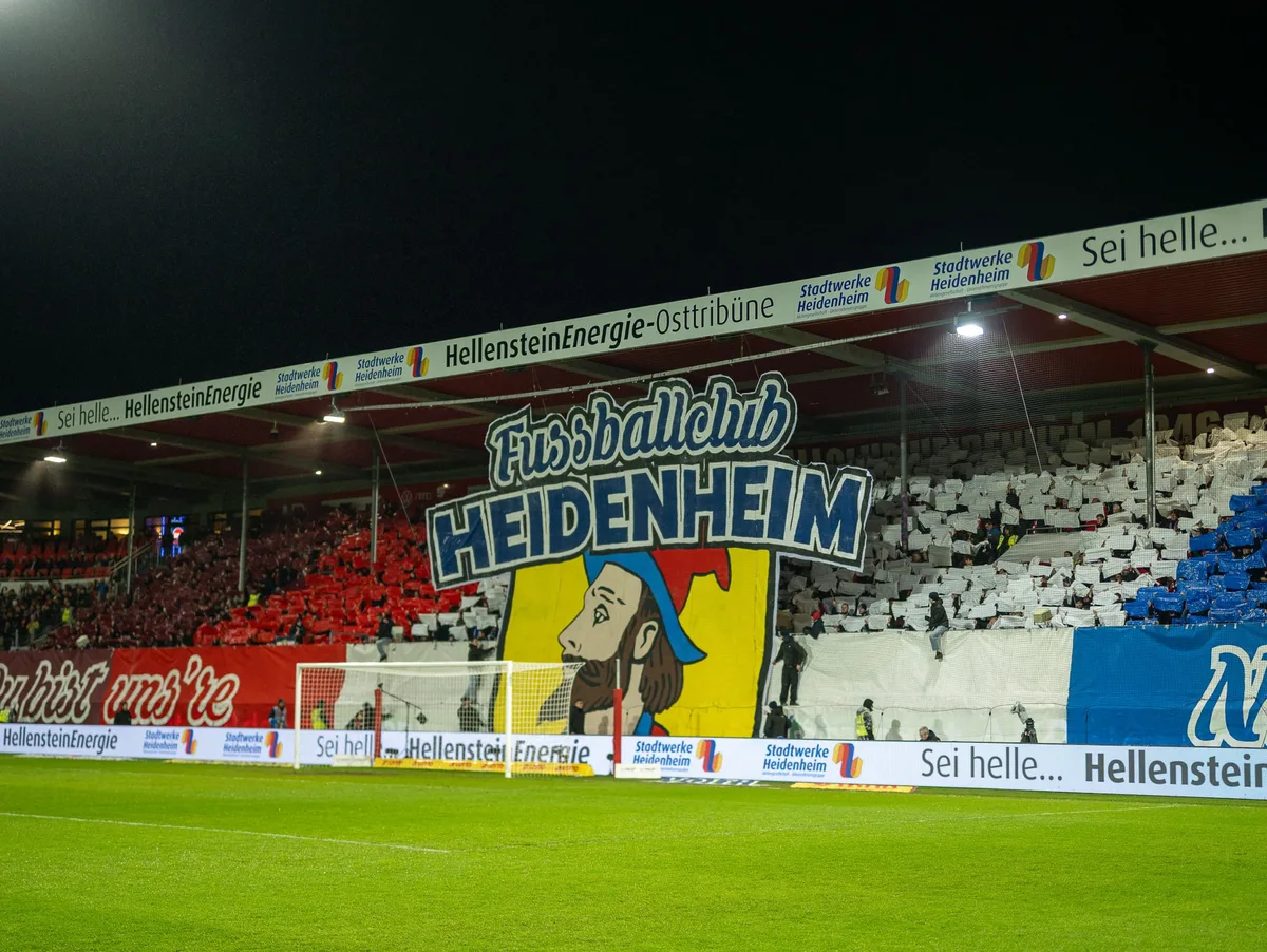 GER, 1. FC Heidenheim vs. VFB Stuttgart, Fussball, Bundesliga, 23. Spieltag, Spielzeit 2025/2026, 22.02.2026 Ihre Zugehörigkeit zur Region und zum 1. FC Heidenheim zeigen die Fans regelmäßig bei den Heimspielen mit kreativen und aufwendigen Choreografien auf der Osttribüne.