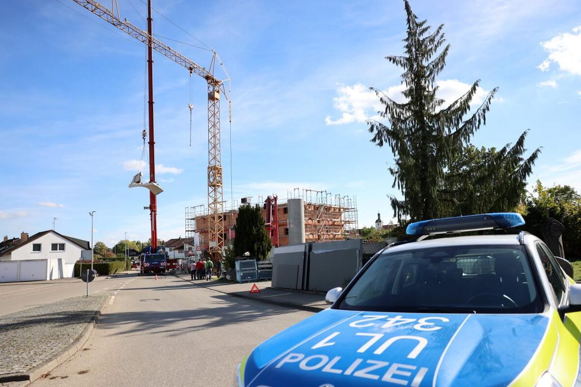 An der Zoeppritzstraße liefen am Mittwochnachmittag die Bergungsarbeiten, um den in Schieflage geratenen Kran zu entlasten. 