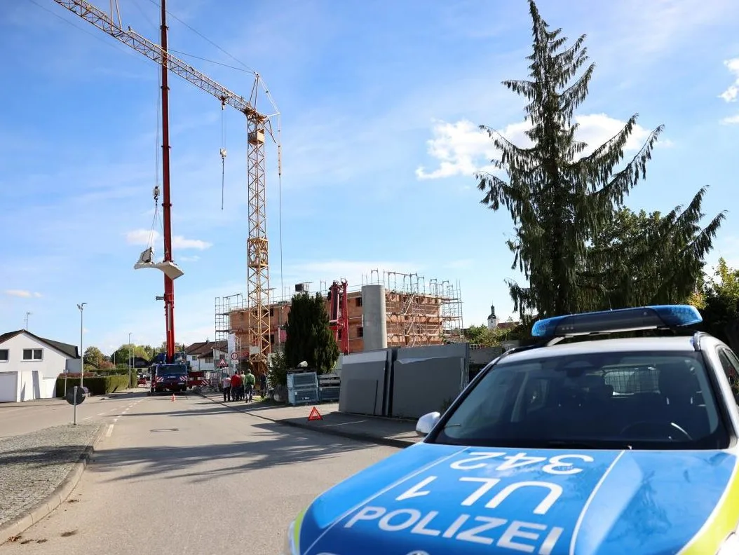 Krahn in Herbrechtingen fast umgestürzt. Betonung auf fast:) An der Zoeppritzstraße liefen am Mittwochnachmittag die Bergungsarbeiten, um den in Schieflage geratenen Kran zu entlasten.