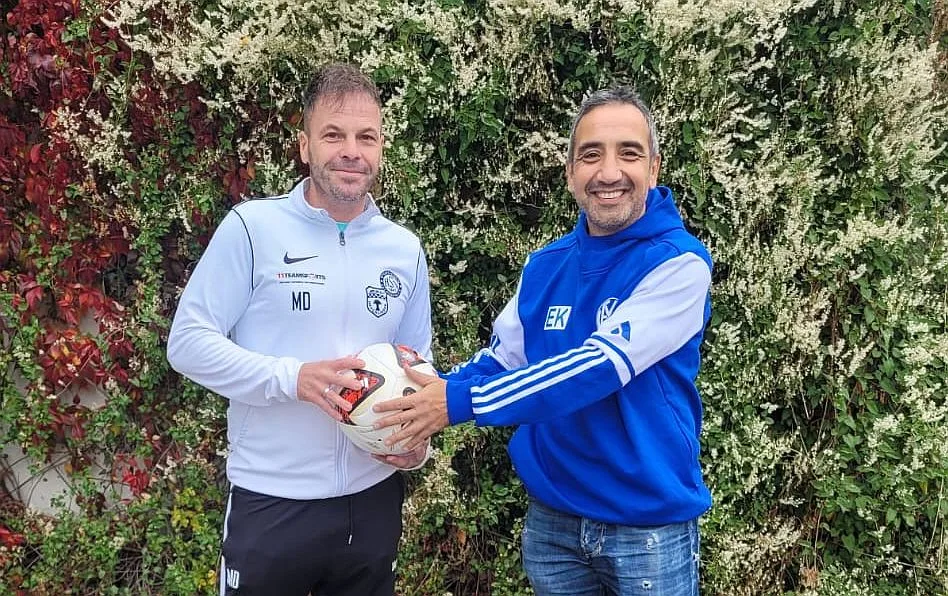 Neu Im Vorfeld des sportlichen Duells: Daniel Mack, Trainer der Fußballer der Spielgemeinschaft Heldenfingen/Heuchlingen (links), mit Erdal Kalin, Coach des FV Viktoria Wasseralfingen.
