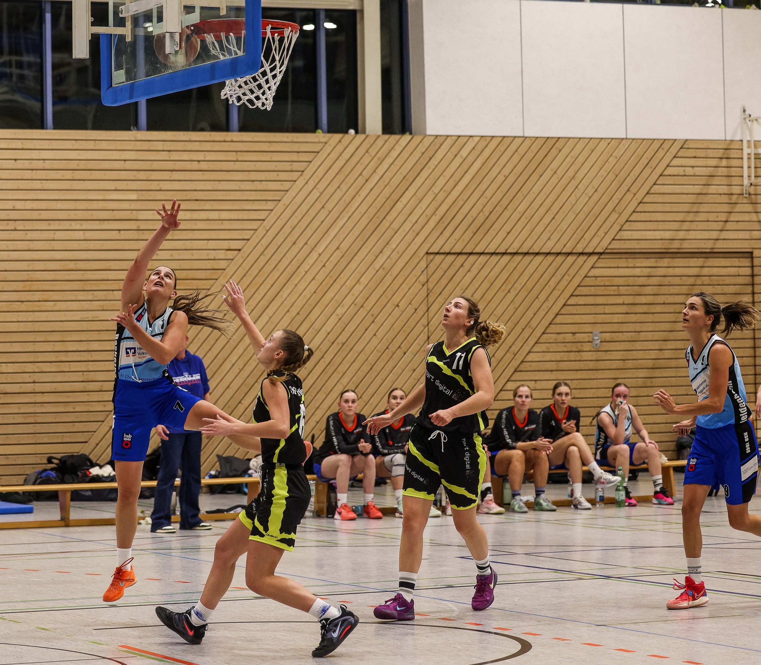 Steffi Pröll (links) ist nun Spielertrainerin bei den HSB-Basketballerinnen, möchte dabei selbst möglichst wenig auf dem Parkett stehen.