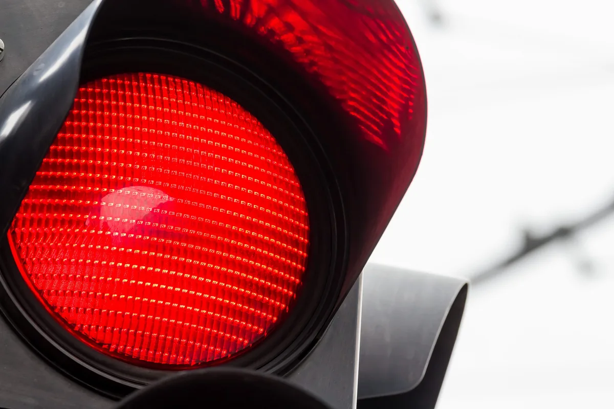 Eine Verkehrsampel zeigt rotes Licht. Symbolfoto.