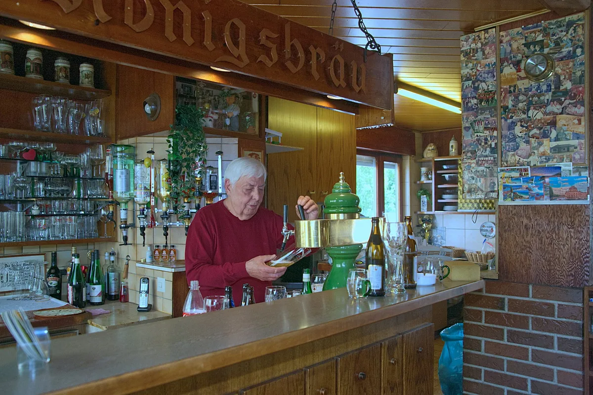 In Hans Ritters Bahnhofsständle bezeugen viele Fotografien von Gästen an den Wänden die Bedeutung der Kneipe als Treffpunkt für eine dörfliche Gemeinschaft.