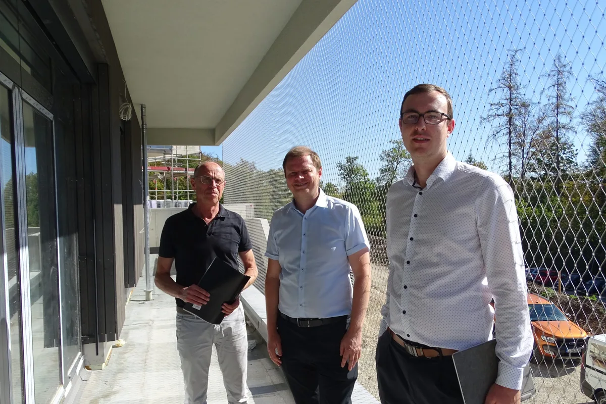 Machten sich jetzt ein Bild vom Fortgang der Arbeiten auf dem Schlossberg (von links): der städtische Hochbauchef Stefan Bubeck, Oberbürgermeister Michael Salomo und Bauleiter Maximilian Nuding (Essinger Wohnbau). 