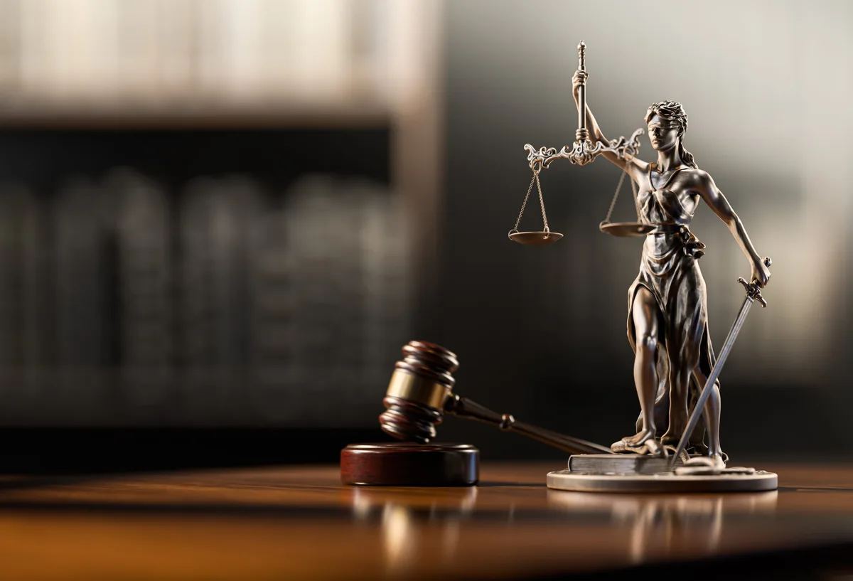 Vermutlich ist es ganz gut, dass Justitia nicht alles sehen kann. 