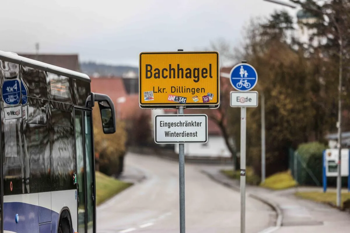Ortsschild, Bachhagel, Ortseingang, Nach der Panne im Vorfeld der ursprünglichen Wahl wurde am 25. Oktober erneut im Bachtal über den Gemeinderat abgestimmt.