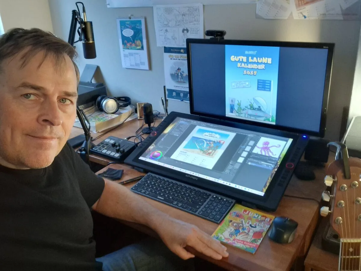 Oliver Fiedler bei der Arbeit: Der Heidenheimer Comiczeichner hat einen „Gute-Laune-Kalender“ für das Jahr 2027 veröffentlicht. Oliver Fiedler bei der Arbeit: Der Heidenheimer Comiczeichner hat einen „Gute-Laune-Kalender“ für das Jahr 2027 veröffentlicht.