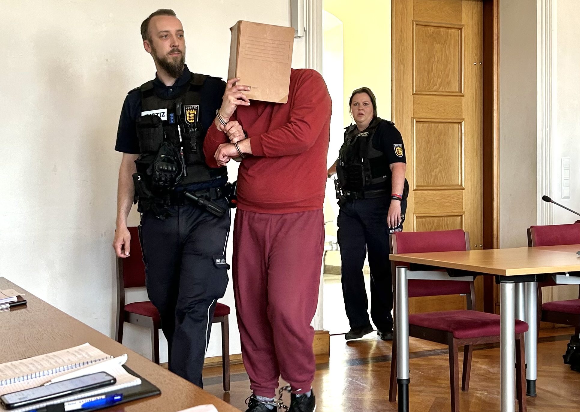 Der Haftbefehl bleibt in Kraft: Wegen der Anstiftung zum sexuellen Missbrauch von Kindern soll ein Mann aus Nattheim für mehrere Jahre ins Gefängnis.