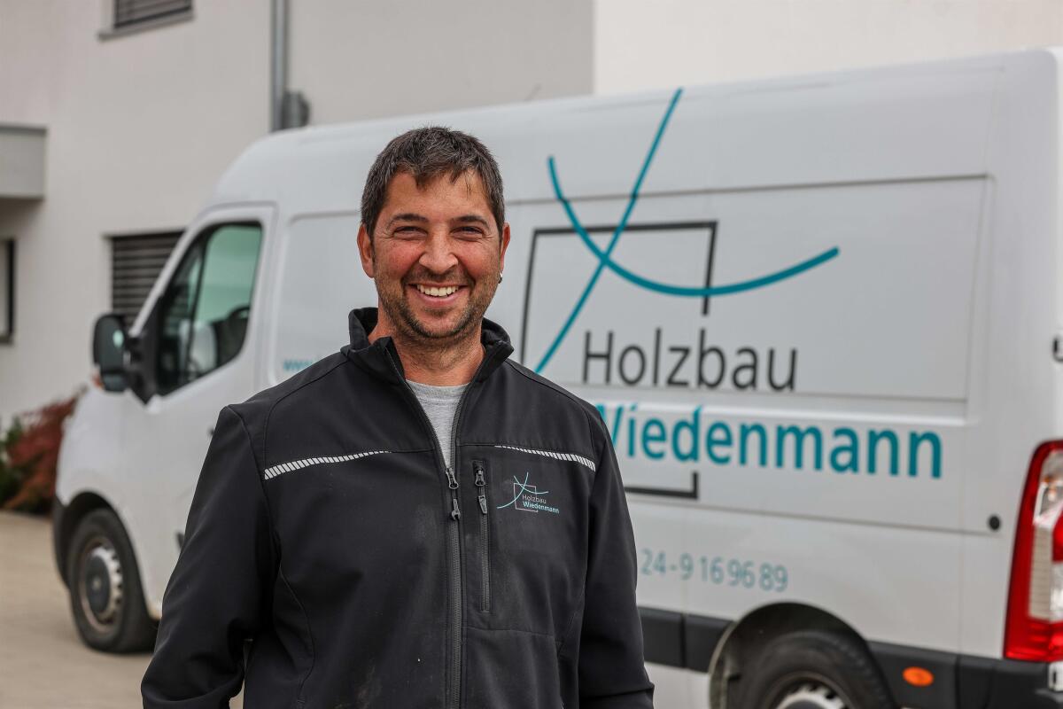 Tobias Wiedenmann hat im Jahr 2013 Holzbau Wiedenmann gegründet. Mittlerweile beschäftigt er vier Mitarbeiter. 