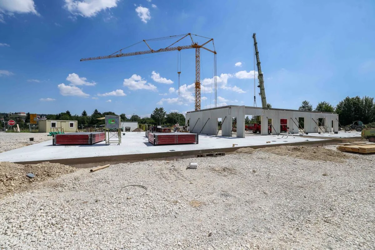 Es geht voran: Das neue Feuerwehrgerätehaus in Syrgenstein nimmt Gestalt an. Im Sommer 2027 soll es fertig sein.