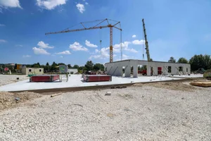 Syrgenstein, Baustelle, Feuerwehrgerätehaus, Es geht voran: Das neue Feuerwehrgerätehaus in Syrgenstein nimmt Gestalt an. Im Sommer 2027 soll es fertig sein.