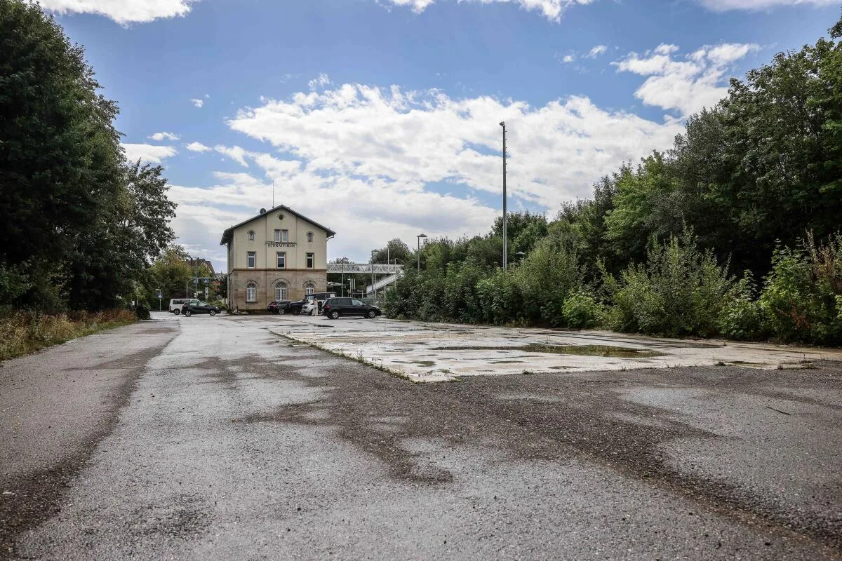 Auf der großen Freifläche nördlich des Schnaitheimer Bahnhofs soll der Treffpunkt für die Jugendlichen entstehen.