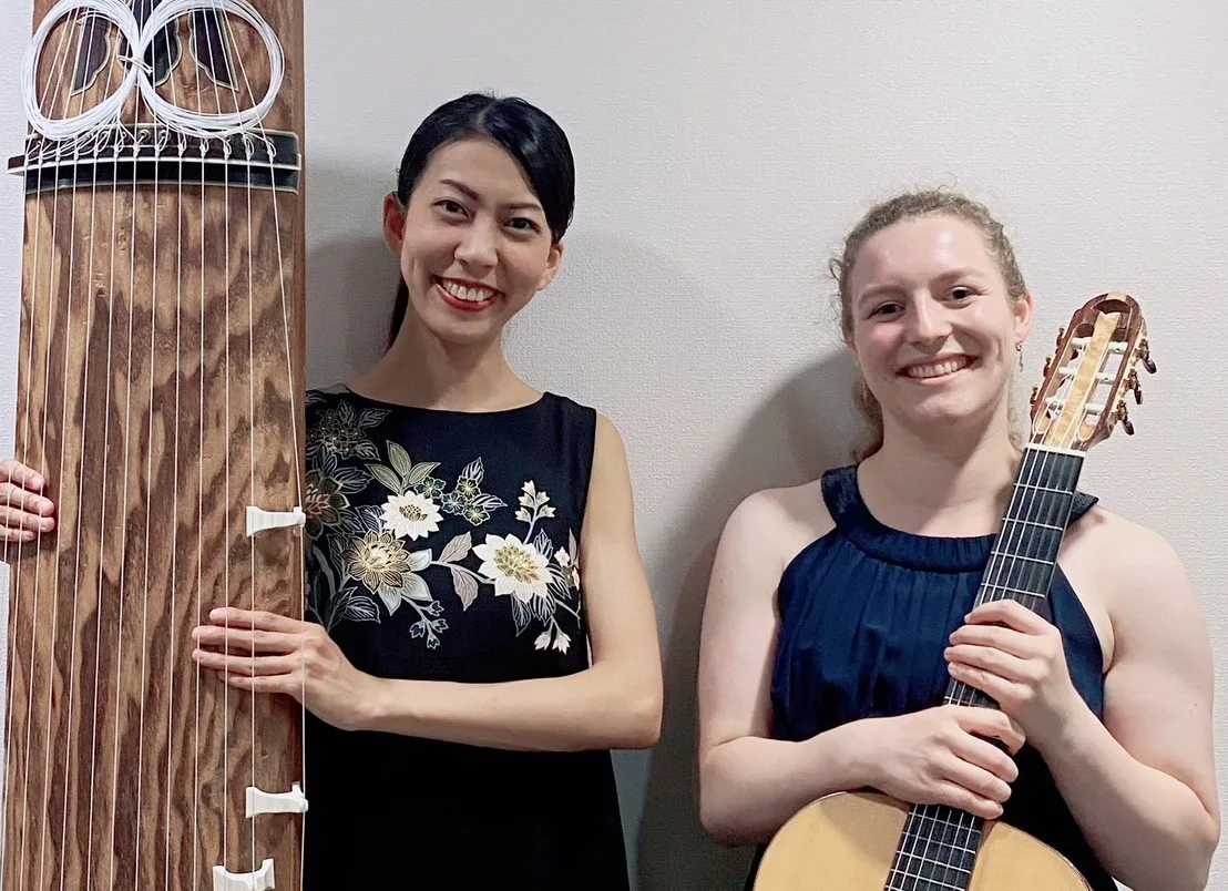 Kako Yamasaki mit der Koto und Tatjana Engling mit der Gitarre geben am Sonntag ein Konzert in der Zanger Dorfkirche. Die beiden Musikerinnen lernten sich während ihres Masterstudiums in Hiroshima kennen und treten nun erstmals gemeinsam im Rahmen des Musiksommers Königsbronn auf.