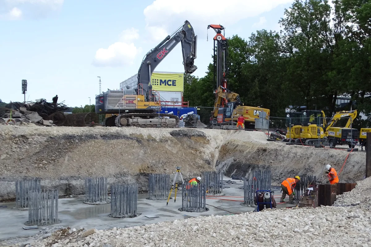 Insgesamt 19 Bohrpfähle – bearbeitet werden hier die freigelegten Armierungseisen ihrer Köpfe – reichen bis zu 40 Meter in die Tiefe und sorgen für einen sicheren Halt der darauf liegenden Widerlager.