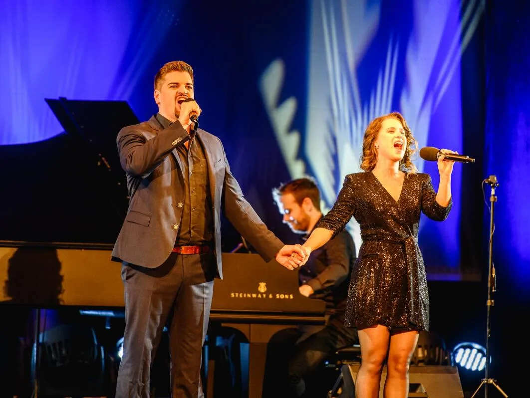 Die Musical-Profis Stefan Tolnai und Anja Wendzel, hier bei einem Auftritt der „Musical Friends Unplugged“ 2022 im Konzerthaus Heidenheim. Die Musical-Profis Stefan Tolnai und Anja Wendzel, hier bei einem Auftritt der „Musical Friends Unplugged“ 2022 im Konzerthaus Heidenheim.