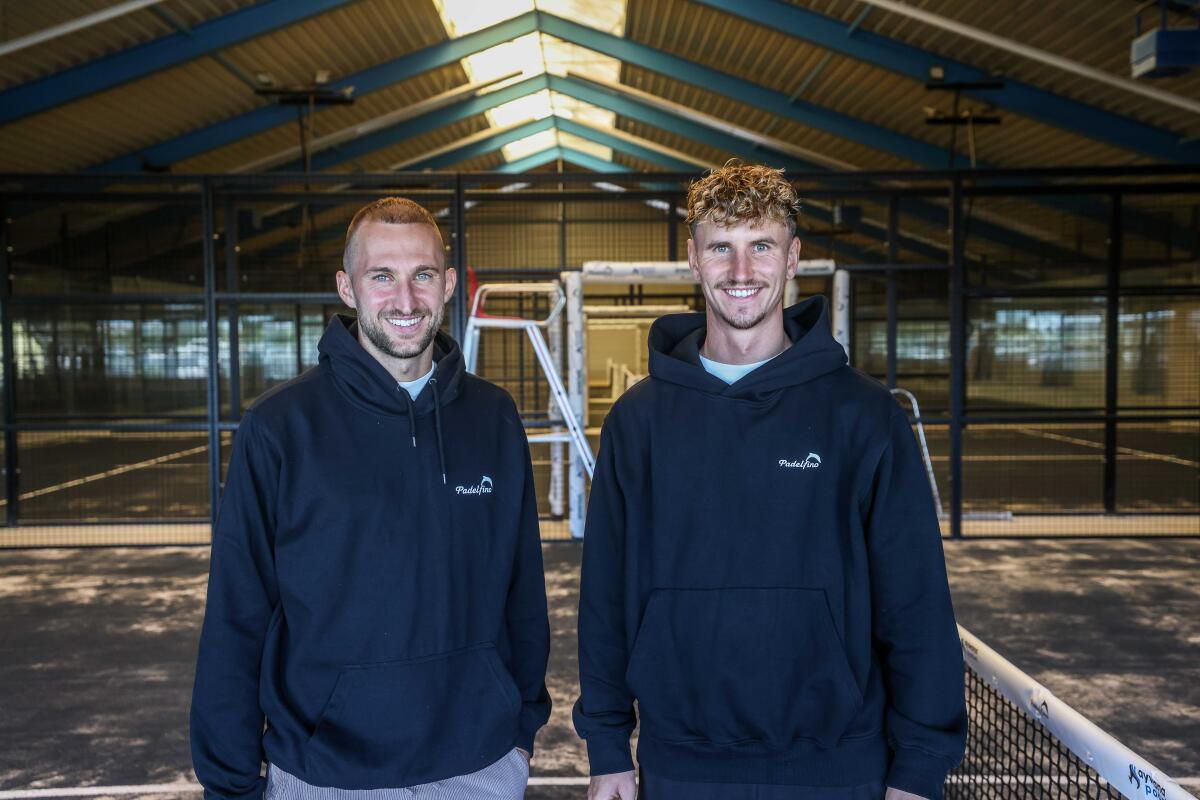 Umbauarbeiten fast abgeschlossen: Die FCH-Profis Jonas Föhrenbach (links) und Jan Schöppner fiebern der Neueröffnung der Indoor-Padel-Halle in der Riedstraße entgegen. 