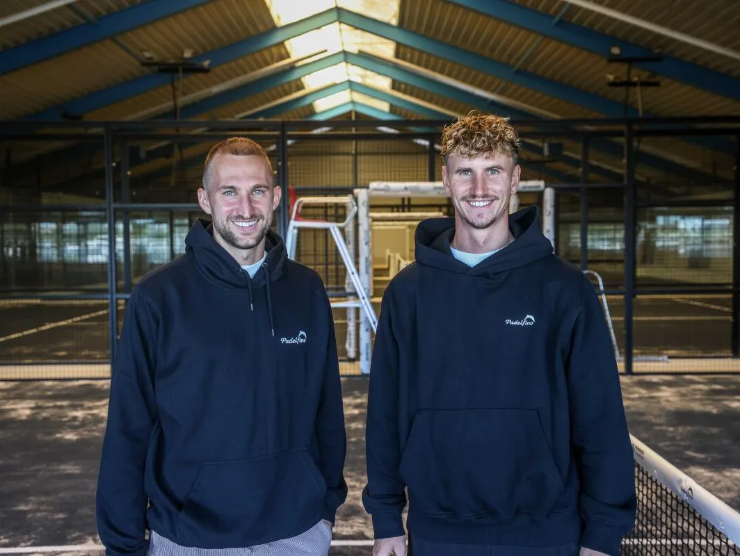 Padel-Halle, Padel, Giengen, Padelfino, Sportwerk, Umbauarbeiten fast abgeschlossen: Die FCH-Profis Jonas Föhrenbach (links) und Jan Schöppner fiebern der Neueröffnung der Indoor-Padel-Halle in der Riedstraße entgegen.