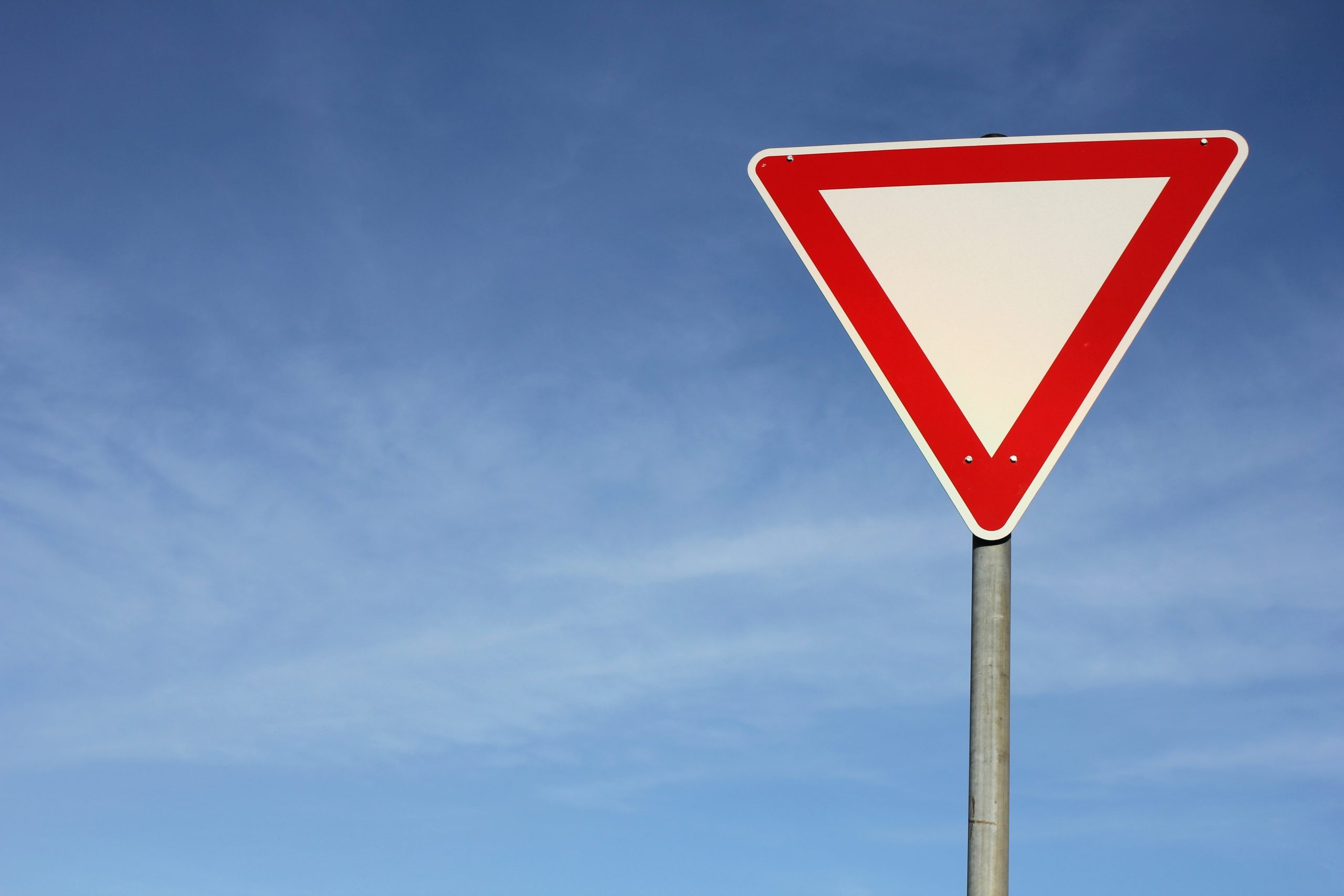 Verkehrszeichen "Vorfahrt gewähren", Symbolfoto.