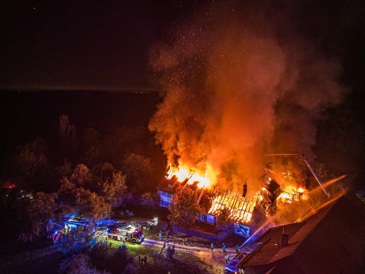 Die Feuerwehr ist mit zahlreichen Einatzkräften bei Oggenhausen im Einsatz. Die Feuerwehr ist mit zahlreichen Einsatzkräften bei Oggenhausen im Einsatz.