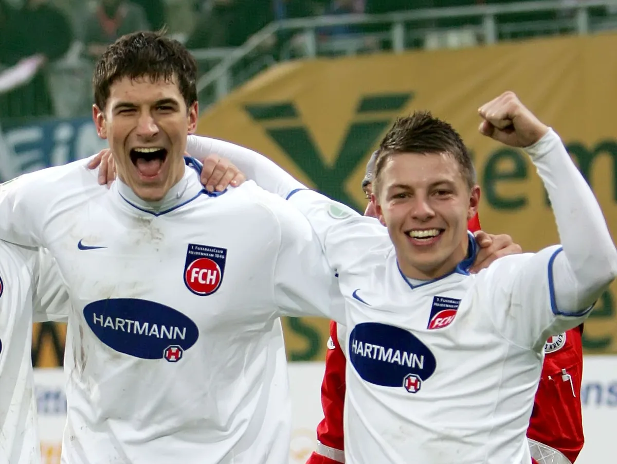 Jubelnde junge Männer: Florian Krebs (links) und Bastian Heidenfelder im Trikot des 1. FC Heidenheim im Dezember 2009. Heute ist Krebs Sportlicher Leiter bei der Spielgemeinschaft Langenau, Heidenfelder dort Trainer.