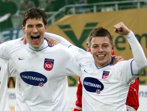 Wuppertaler SV – 1. FC Heidenheim Jubelnde junge Männer: Florian Krebs (links) und Bastian Heidenfelder im Trikot des 1. FC Heidenheim im Dezember 2009. Heute ist Krebs Sportlicher Leiter bei der Spielgemeinschaft Langenau, Heidenfelder dort Trainer.
