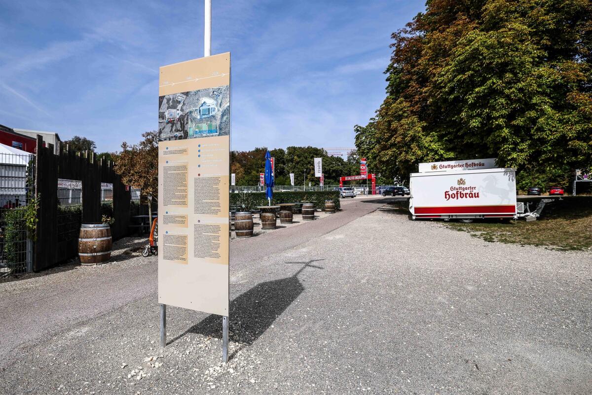Der Bierwagen an der Voith-Arena wurde umplatziert, die Stele steht wieder frei. 