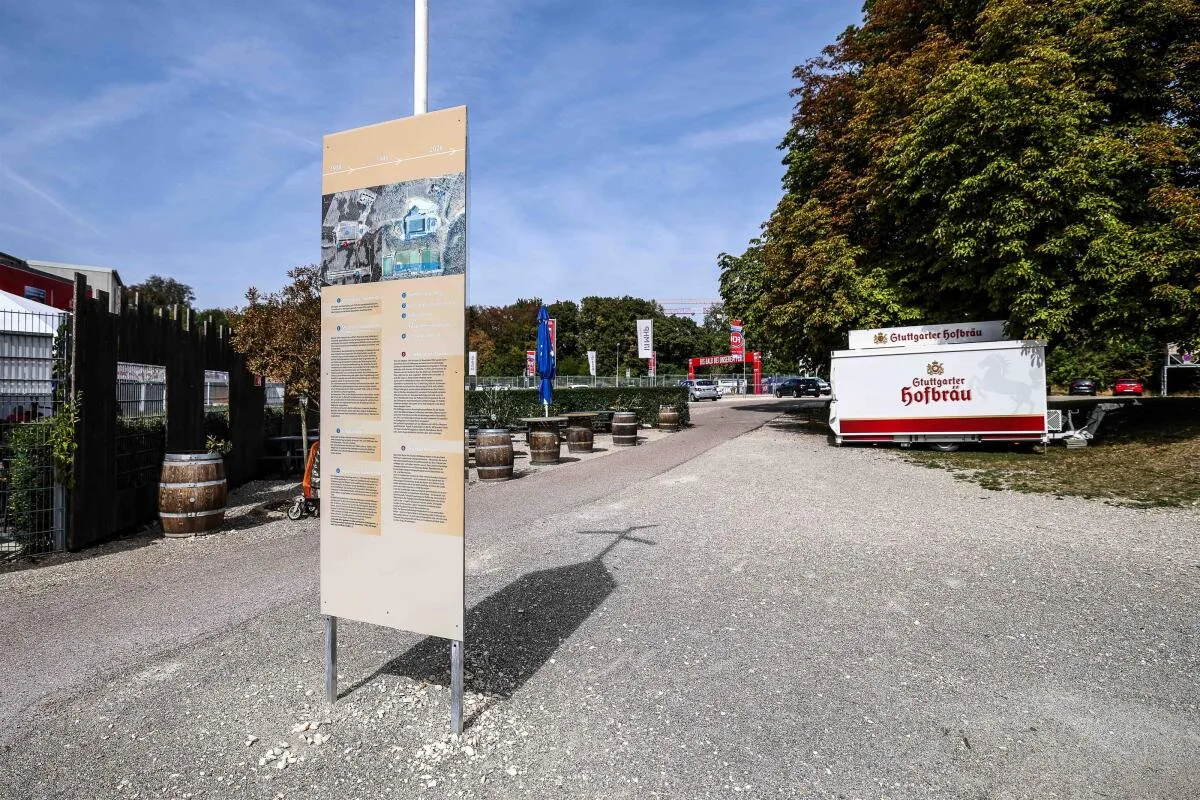 Der Bierwagen an der Voith-Arena wurde umplatziert, die Stele steht wieder frei. 