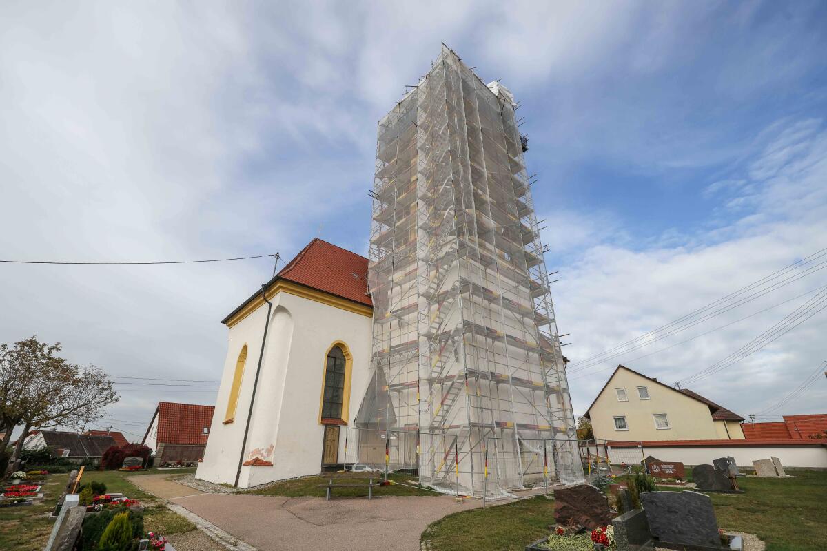 Der Kirchturm der St.-Martinus-Kirche in Oberstotzingen wird renoviert. 