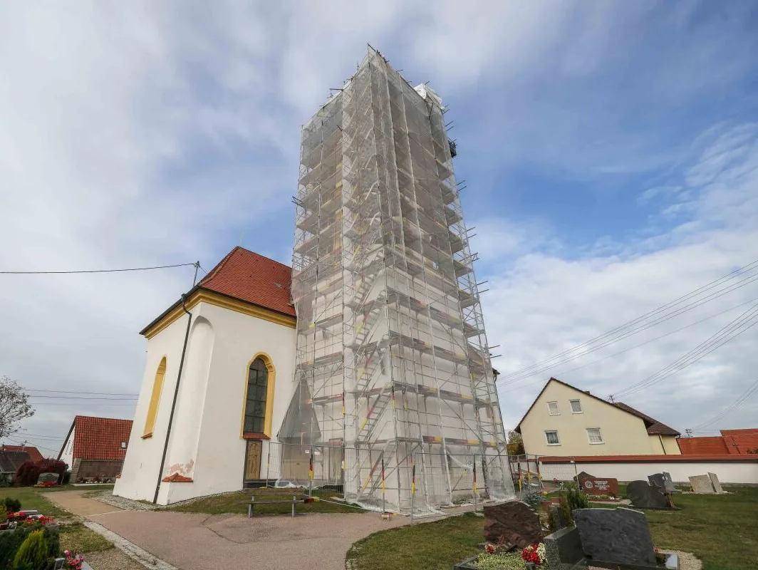 Renovierungsarbeiten, St. Martinus, Kirche, Kirchturm, eingerüstet, Gerüst, Oberstotzingen, Der Kirchturm der St.-Martinus-Kirche in Oberstotzingen wird renoviert.