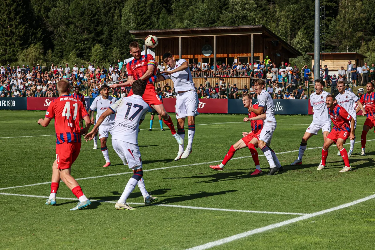 Erst nach der Trinkpause sorgten Kapitän Patrick Mainka (beim Kopfball) und der FCH für Gefahr vor dem Tor des FC Bologna.