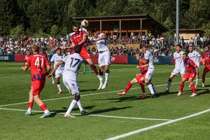 Erst nach der Trinkpause sorgten Kapitän Patrick Mainka (beim Kopfball) und der FCH für Gefahr vor dem Tor des FC Bologna. Erst nach der Trinkpause sorgten Kapitän Patrick Mainka (beim Kopfball) und der FCH für Gefahr vor dem Tor des FC Bologna.