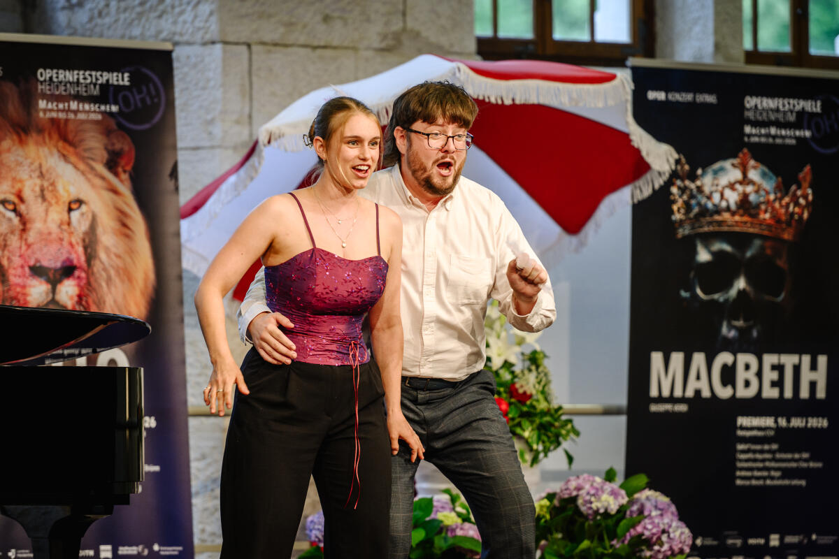 Hautnah konnte man die Solistinnen und Solisten der Opernfestspiele Heidenheim beim „Blauen Abend“ in der Königsbronner Hammerschmiede erleben.