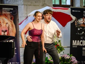Hautnah konnte man die Solistinnen und Solisten der Opernfestspiele Heidenheim beim „Blauen Abend“ in der Königsbronner Hammerschmiede erleben. Hautnah konnte man die Solistinnen und Solisten der Opernfestspiele Heidenheim beim „Blauen Abend“ in der Königsbronner Hammerschmiede erleben.