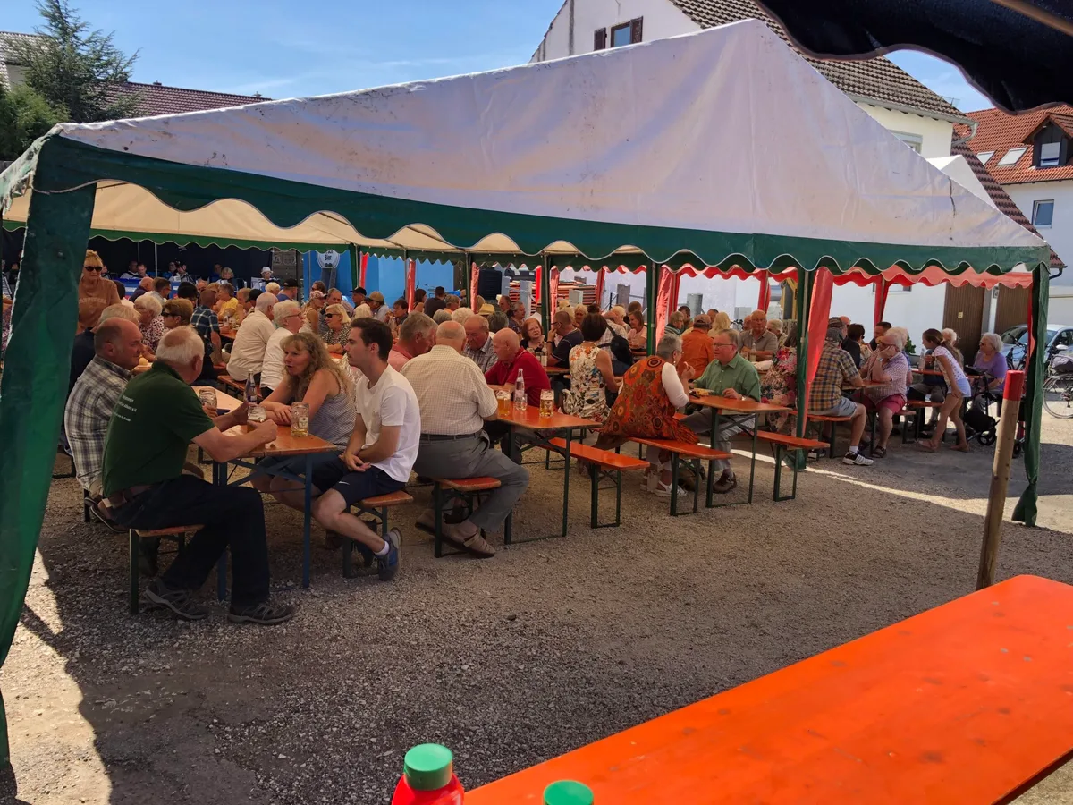 Nach zwei Jahren findet der Zehntstadel-Hock wieder vor dem historischen Zehntstadel statt, der dem Traditionsfest seinen Namen gibt. Das Foto entstand 2022.