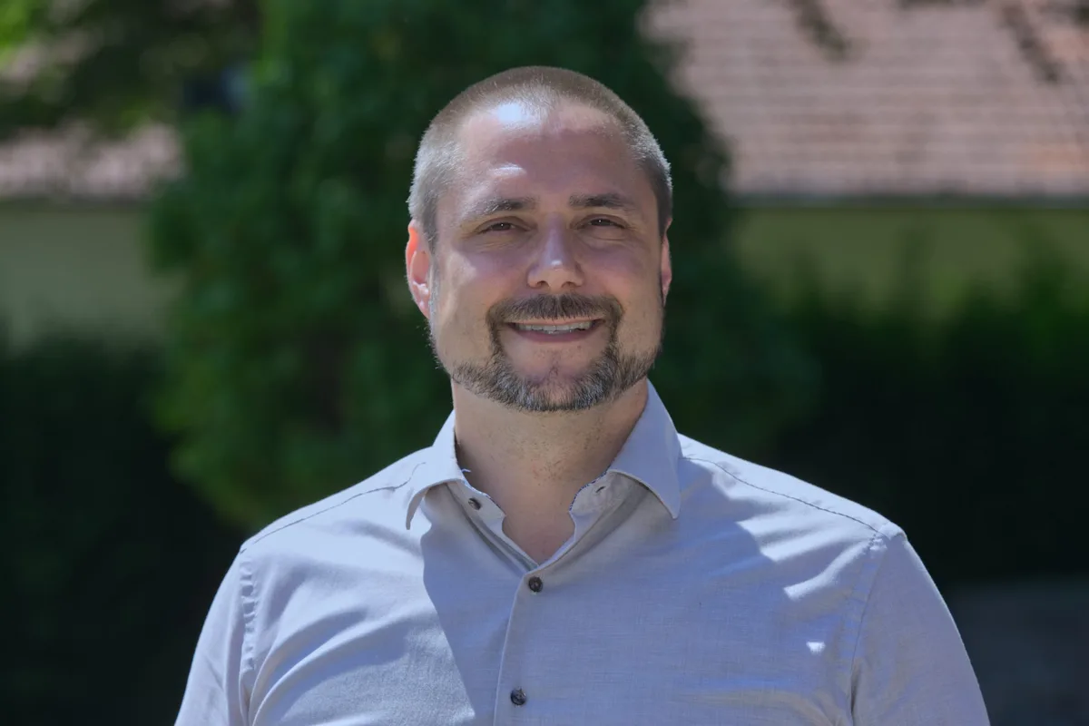 Sontheims Bürgermeister Tobias Rief vor dem Rathaus.