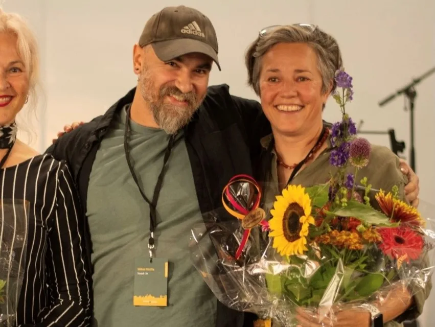 Tina Mutschler aus Heuchstetten (im Bild rechts) belegte bei der EuropArtFair 2026 in Maastricht den dritten Platz beim Publikumspreis. Tina Mutschler aus Heuchstetten (im Bild rechts) belegte bei der EuropArtFair 2026 in Maastricht den dritten Platz beim Publikumspreis.