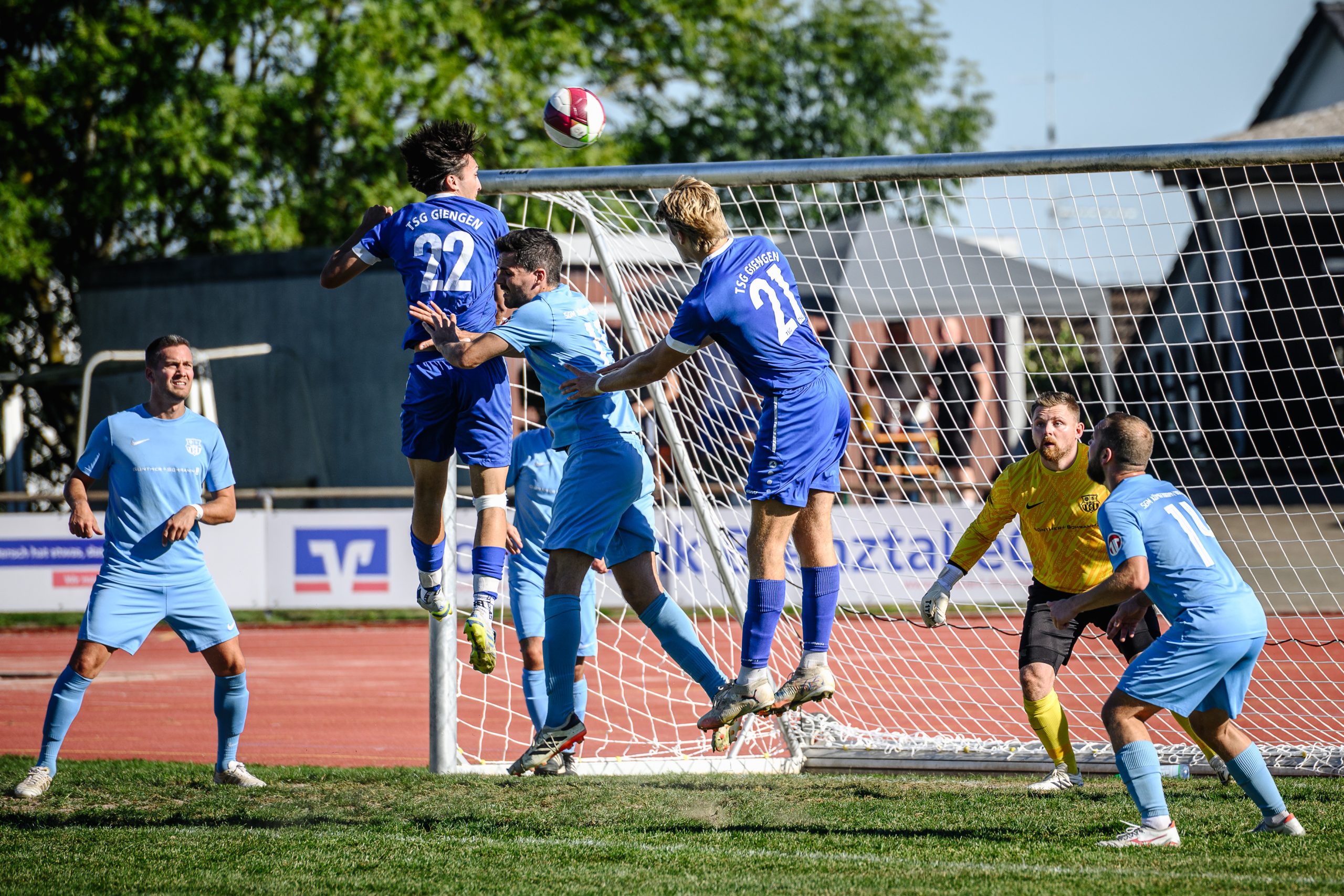 Ab zum Ball: Fünf Tore fielen im Spiel zwischen der TSG Giengen (dunkelblaue Trikots) und der SG Königsbronn/Oberkochen.