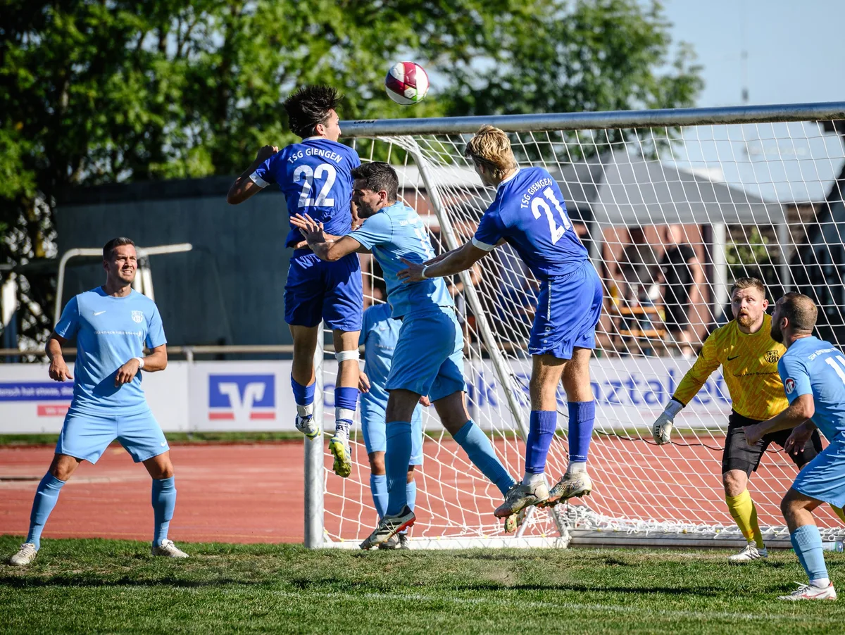 Fußball, Kreisliga A3: TSG Giengen – SG Königsbronn/Oberkochen Ab zum Ball: Fünf Tore fielen im Spiel zwischen der TSG Giengen (dunkelblaue Trikots) und der SG Königsbronn/Oberkochen.