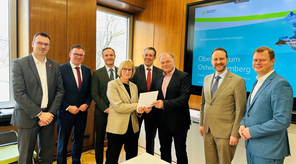 Von links: Oberbürgermeister Michael Dambacher, Landrat Dr. Joachim Bläse, Oberbürgermeister Frederick Brütting, Ministerialdirigentin Ulrike Kessler, Landrat Peter Polta, Verbandsvorsitzender Gerhard Kieninger, Erster Bürgermeister Christian Baron, Oberbürgermeister Michael Salomo.