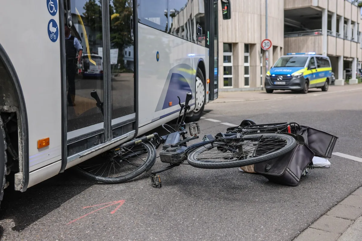 Am Dienstagmittag kam es in Heidenheim zu einem Unfall zwischen einem Linienbus und einem Fahrrad. 