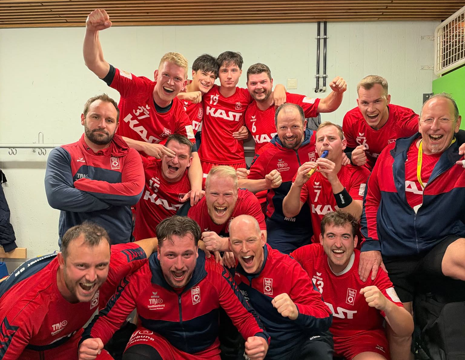 Legendärer Jubel: Die Handballer des Heidenheimer Sportbundes feiern den Sieg bei der SG Ulm/Wiblingen. Dafür greift Konstantin Rendle (Dritter von rechts) zur Flöte. Bruder Sebastian Rendle (in der Mitte links) hält sich beim Jubeln betont zurück.