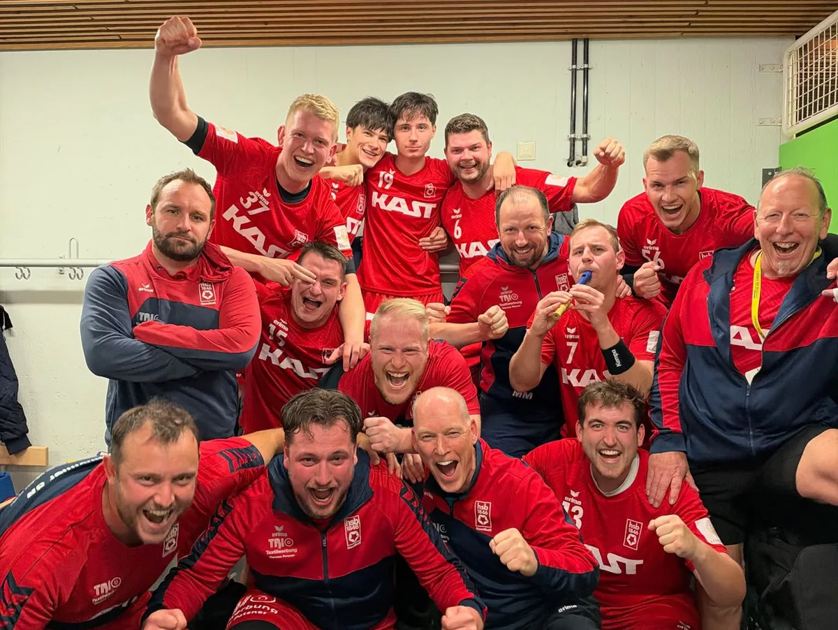 Neu online Legendärer Jubel: Die Handballer des Heidenheimer Sportbundes feiern den Sieg bei der SG Ulm/Wiblingen. Dafür greift Konstantin Rendle (Dritter von rechts) zur Flöte. Bruder Sebastian Rendle (in der Mitte links) hält sich beim Jubeln betont zurück.