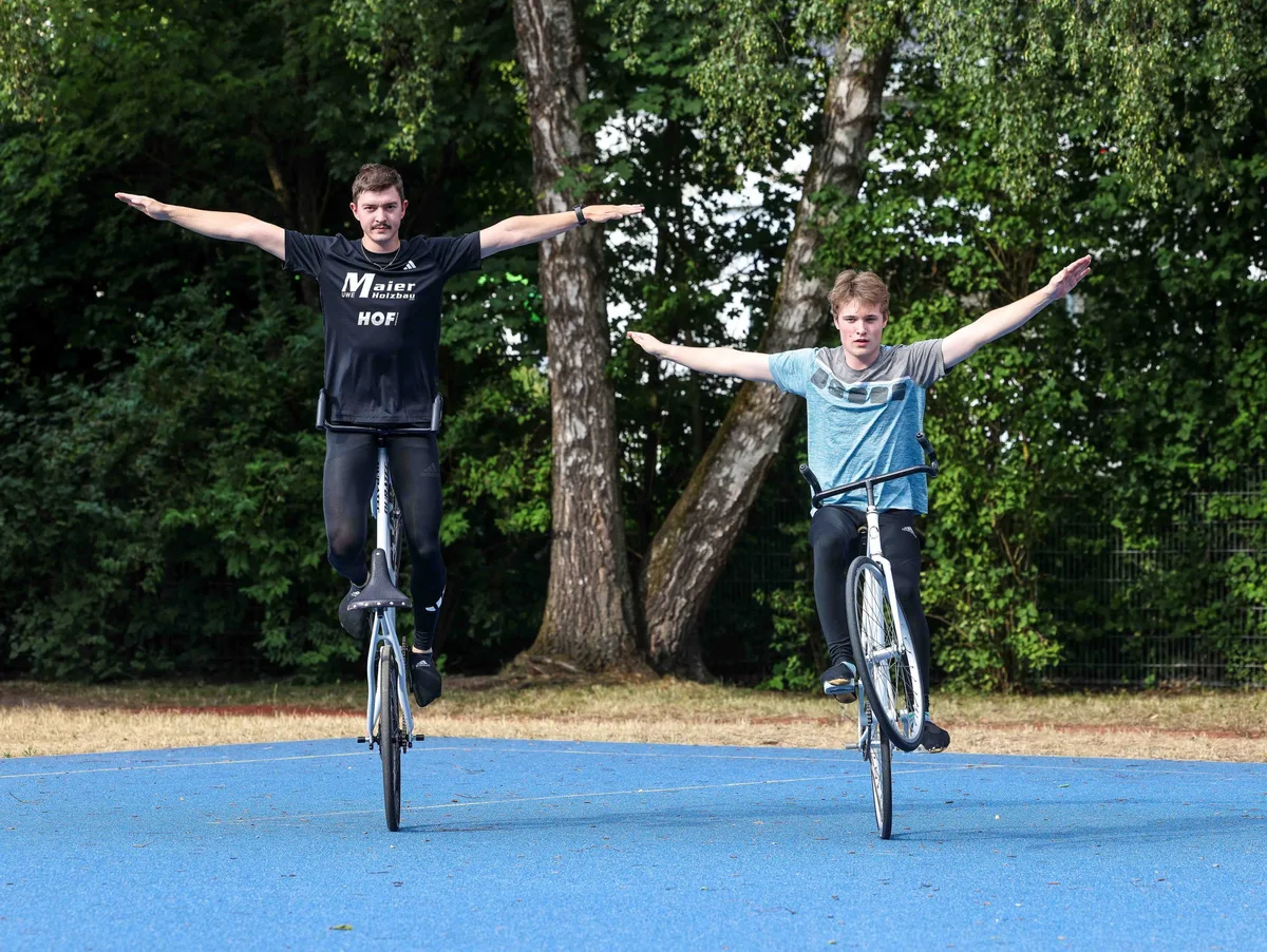 Kunstradfahrer, Marvin Staudenmaier, Philipp Jehle, Mergelstetten, Ab ins Freie: Marvin Staudenmaier (links) vom RKV Herbrechtingen und Philipp Jehle vom SV Mergelstetten probierten sich für das Fotoshooting mit der Heidenheimer Zeitung auf einem Bolzplatz hinter der Turn- und Festhalle aus.