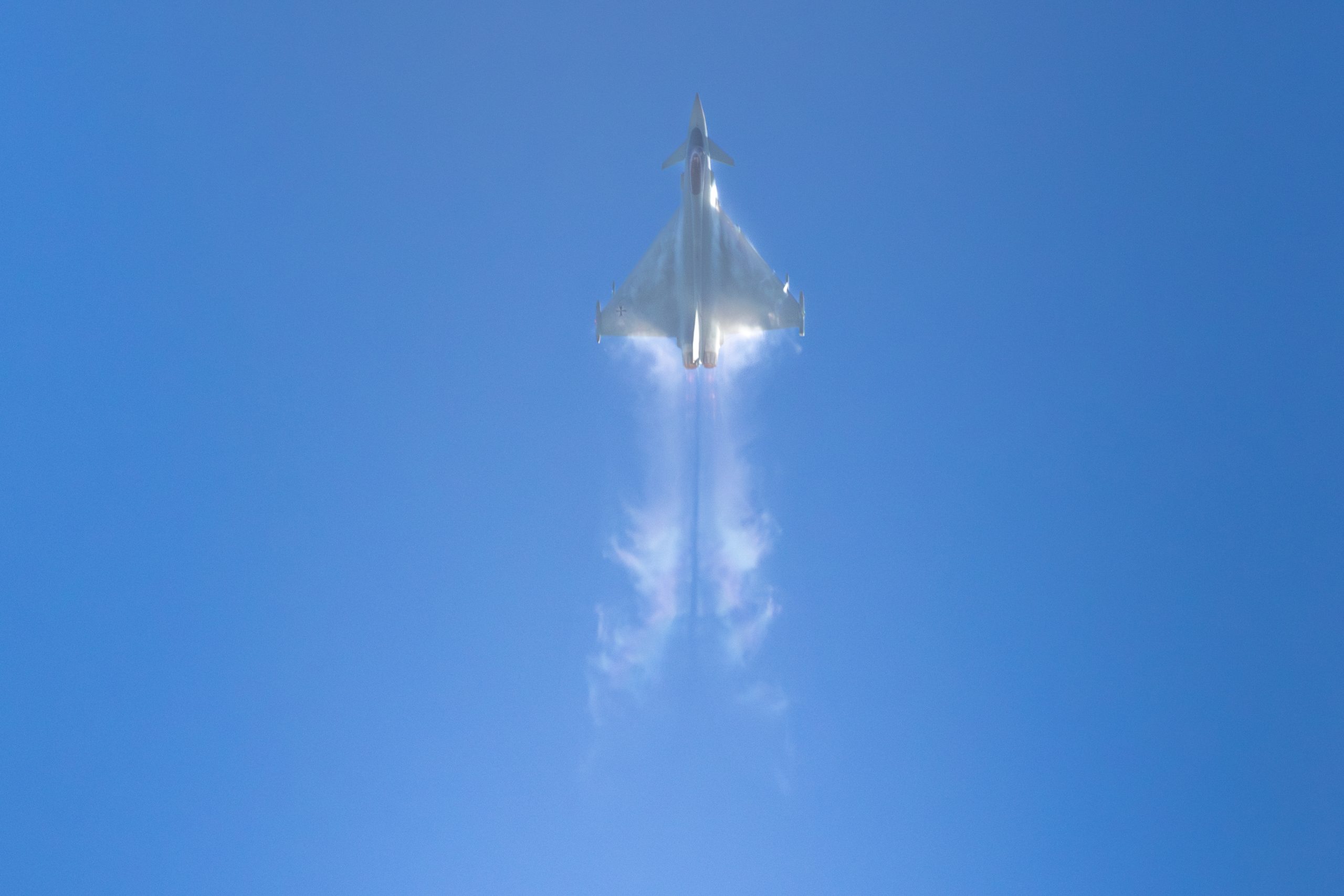 Eurofighter Typhoon fliegt ein Manöver in großer Höhe.