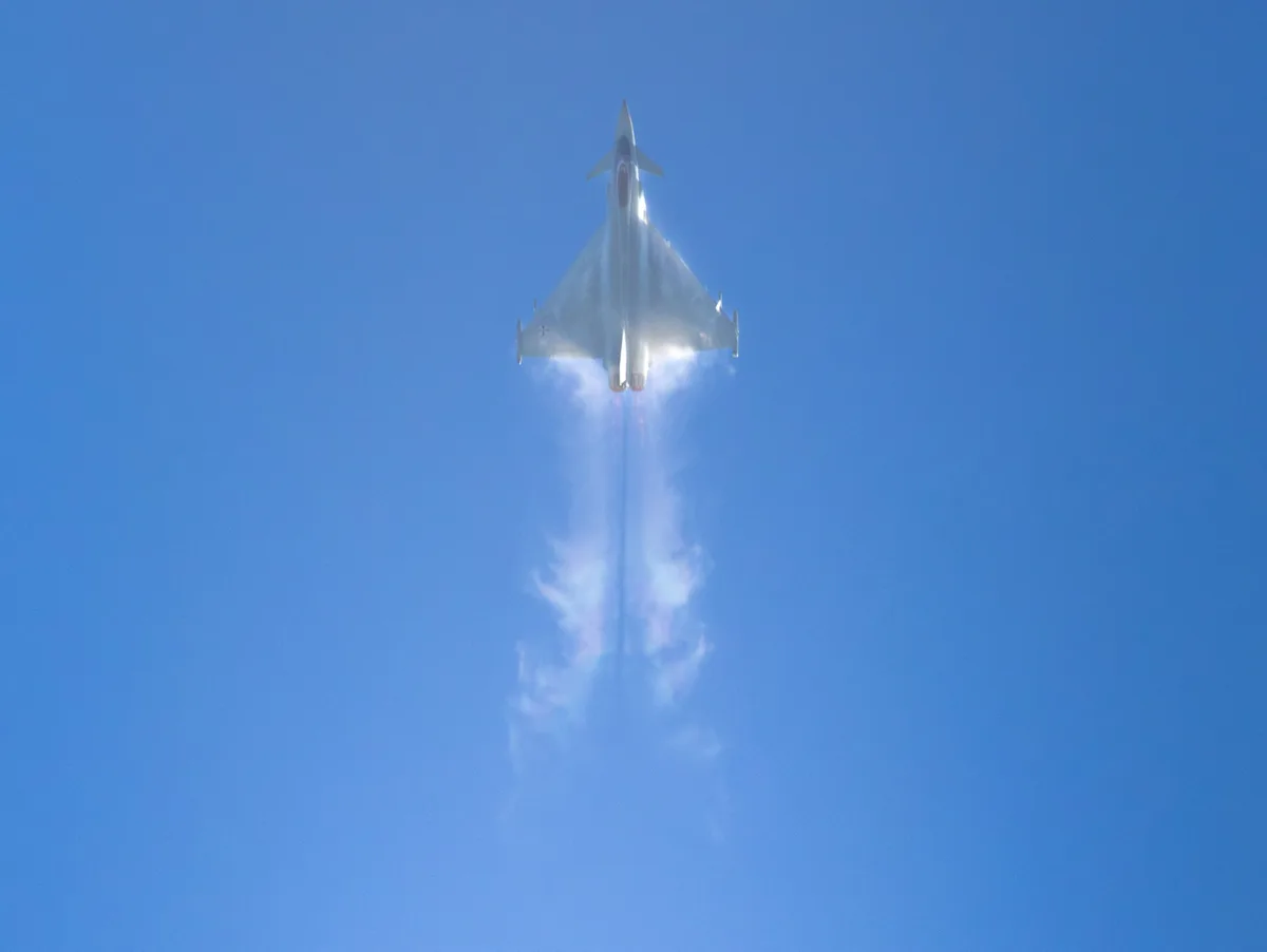 Eurofighter Typhoon fliegt ein Manöver in großer Höhe.