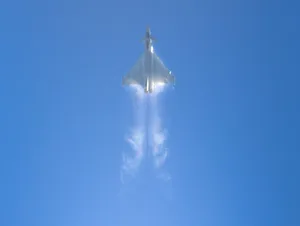 Eurofighter Typhoon fliegt ein Manöver in großer Höhe. Eurofighter Typhoon fliegt ein Manöver in großer Höhe.