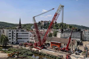 Baustelle, Brücke, DB, Deutsche Bahn, Piltzsche, Unterführung, Ein Bild, das sich täglich verändert: Auf diesem Gelände westlich der Bundesstraße 19 beim Totenberg spielt sich der Neubau der Heidenheimer Eisenbahnbrücke ab. Derzeit wird der Großraupenkran zusammengesetzt, der die Stahlkonstruktion schlussendlich an ihren Bestimmungsort befördert.